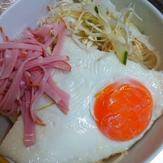 半熟目玉焼きのせ冷やし中華